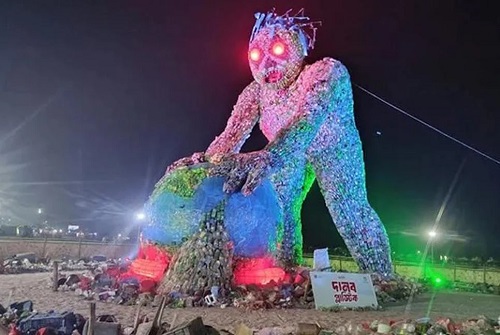 কক্সবাজার সৈকতে দূষণের বিরুদ্ধে সচেতনতার বার্তা দিতে ‘প্লাস্টিকের দৈত্য